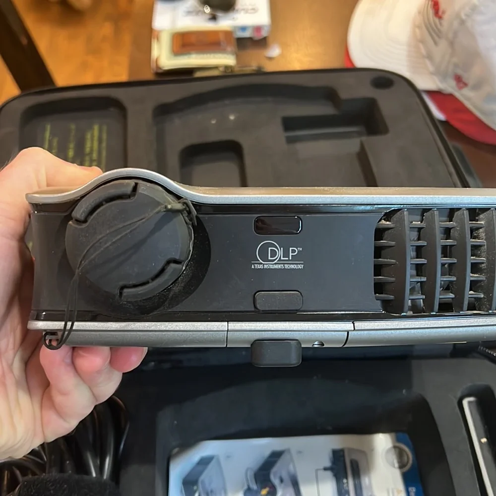 Dell 3400 MP projector - works well, dusty, bulb is nearing replacement (dim)